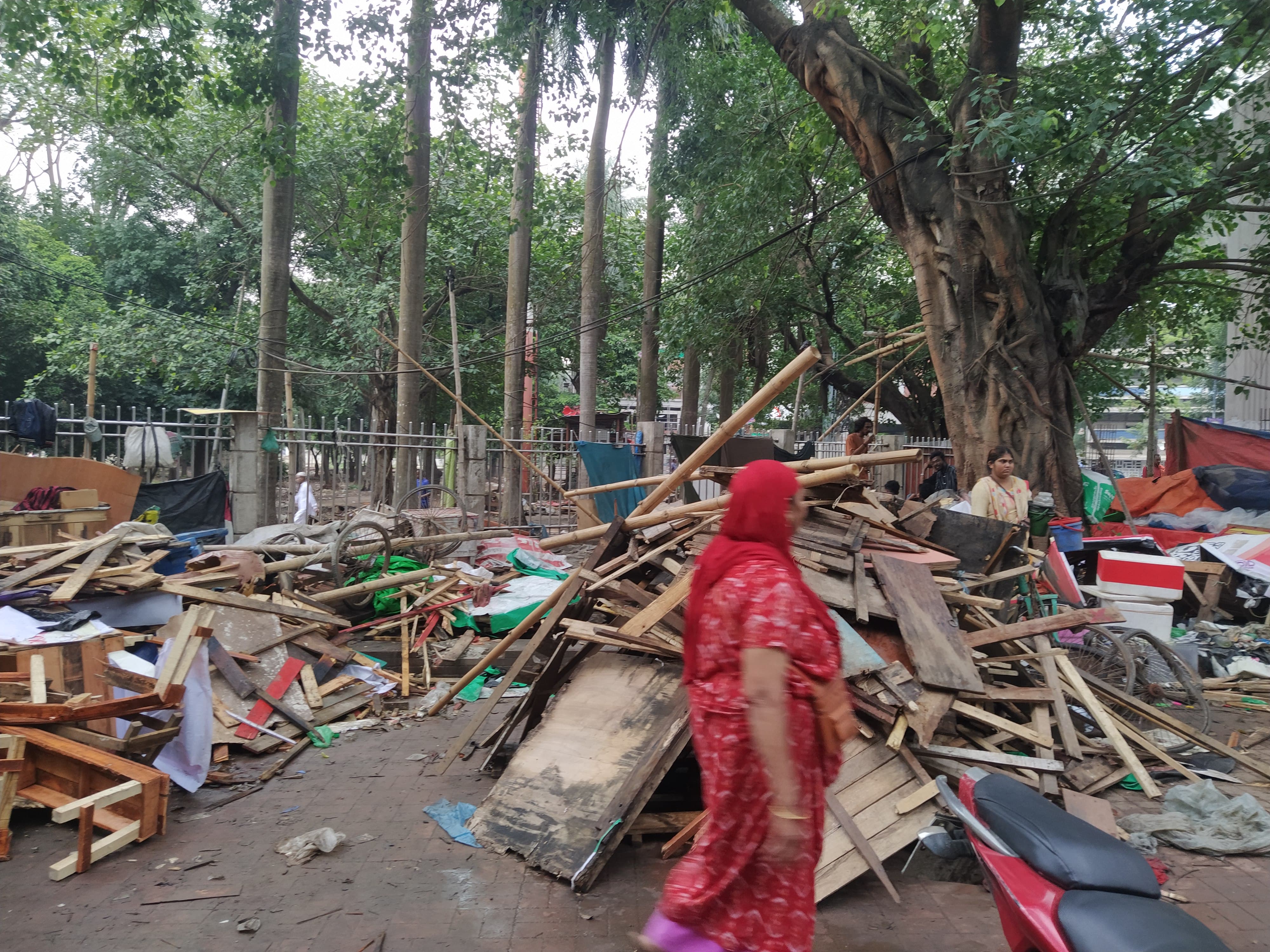 শিবিরের প্রদর্শনীতে যুদ্ধাপরাধে অভিযুক্তদের ছবি, বামপন্থীদের আপত্তিতে সরাল ঢাবি প্রশাসন
