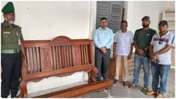 ৩৫ বছর পর উদ্ধার হলো পুঠিয়া রাজবাড়ির পালঙ্ক ও ঝাড়বাতি