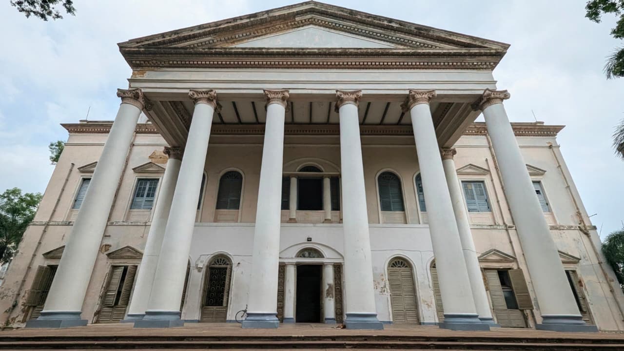 শ্রীরামপুর মিশন। ব্রিটিশযুগের স্থাপত্য। উইলিয়াম কেরির নেতৃত্বে যে ভবনটি তৈরি করেছিল বাংলা মুদ্রণ শিল্পের বিপ্লব। ছবি: রাজীব নন্দী
