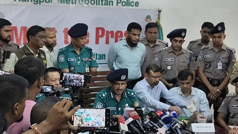 রংপুরে শিক্ষক পরিবারকে হত্যার ঘটনায় সংবাদ সম্মেলনে মহানগর পুলিশ কমিশনার মোহাম্মদ আবদুল মাবুদ। স্ট্রিম ছবি