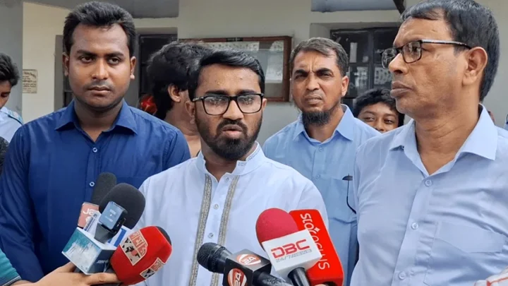 সংবর্ধনা অনুষ্ঠান শেষে সাংবাদিকদের সঙ্গে কথা বলছেন প্রধানমন্ত্রীর রাজনৈতিক সহকারী রাশেদ খাঁন। সংগৃহীত ছবি