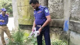 মানিকগঞ্জে থানার সামনে পেট্রোলবোমা তৈরির সরঞ্জাম উদ্ধার
