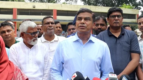 পঞ্চগড় সদরে ডিলারদের সঙ্গে সার সরবরাহসহ সার্বিক ব্যবস্থাপনা নিয়ে মতবিনিময় সভা শেষে কথা বলেন পানিসম্পদ প্রতিমন্ত্রী ফরহাদ হোসেন আজাদ। স্ট্রিম ছবি