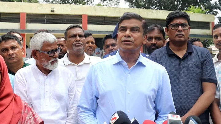 পঞ্চগড় সদরে ডিলারদের সঙ্গে সার সরবরাহসহ সার্বিক ব্যবস্থাপনা নিয়ে মতবিনিময় সভা শেষে কথা বলেন পানিসম্পদ প্রতিমন্ত্রী ফরহাদ হোসেন আজাদ। স্ট্রিম ছবি