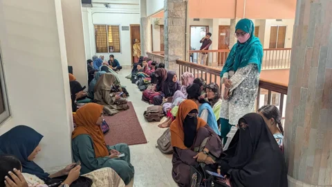 বরিশাল বিশ্ববিদ্যালয়ের কোস্টাল স্টাডিজ অ্যান্ড ডিজাস্টার ম্যানেজমেন্ট বিভাগের শিক্ষার্থীরা উপাচার্যের কার্যালয়ের সামনে অবস্থান নেন। সংগৃহীত ছবি