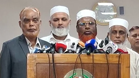 ইসির সঙ্গে বৈঠক শেষে প্রেস ব্রিফিংয়ে জামায়াতের সেক্রেটারি জেনারেল মিয়া গোলাম পরওয়ার। স্ট্রিম ছবি