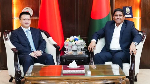 প্রধানমন্ত্রীর প্রতিরক্ষা উপদেষ্টার সঙ্গে চীনের রাষ্ট্রদূত। সংগৃহীত ছবি