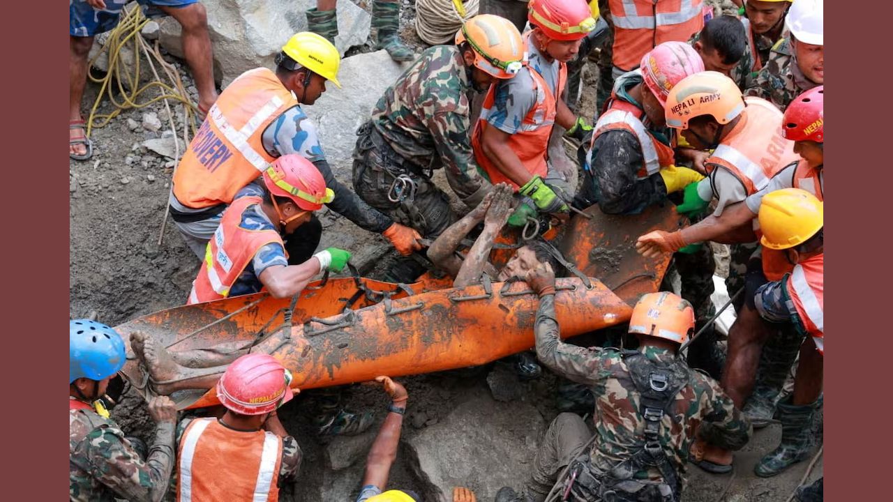 নেপালের রাসুয়ায় টানেল থেকে জীবিত উদ্ধার হওয়া এক ব্যক্তিকে নিয়ে যাচ্ছেন উদ্ধারকর্মীরা। ছবি: সংগৃহীত
