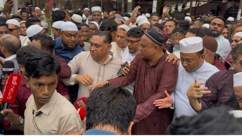সিলেটে পররাষ্ট্র প্রতিমন্ত্রী হুমায়ুন কবিরের সামনেই সাংবাদিকদের হেনস্তার অভিযোগ উঠেছে। স্ট্রিম ছবি