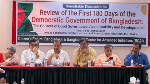 নতুন সরকারের প্রথম ১৮০ দিনের কর্মকাণ্ড পর্যালোচনা নিয়ে গোলটেবিল আলোচনা সভায় বক্তারা। সংগৃহীত ছবি