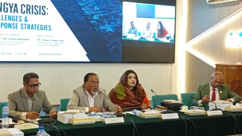 রোহিঙ্গা সংকট নিয়ে গোলটেবিল আলোচনায় পররাষ্ট্র প্রতিমন্ত্রী শামা ওবায়েদ ইসলাম এবং প্রধানমন্ত্রীর জনপ্রশাসন বিষয়ক উপদেষ্টা মো. ইসমাইল জবিউল্লাহ। স্ট্রিম ছবি