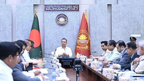 ডেঙ্গু প্রতিরোধে করণীয় নিয়ে সচিবালয়ে আয়োজিত সভায় প্রধানমন্ত্রী তারেক রহমান। স্ট্রিম ছবি