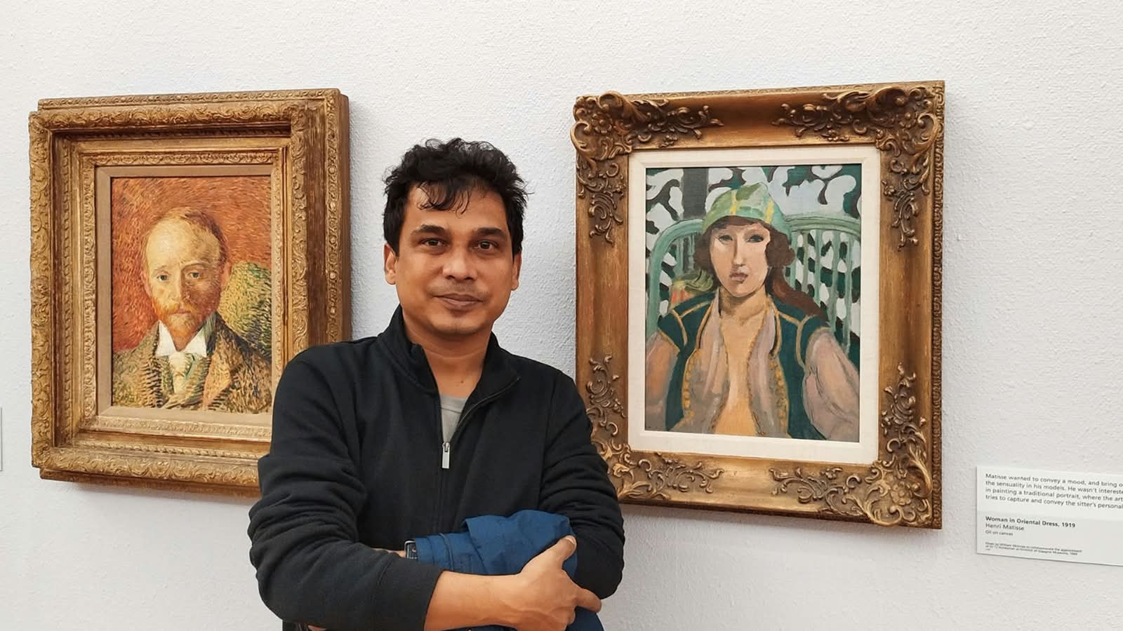 বামদিকে ভ্যান গঘের আকা ‘পোর্ট্রেট অফ ড. গাশে’ (১৮৯০) এবং ডানদিকে অঁরি মাতিসের ‘ওম্যান ইন ওরিয়েন্টাল ড্রেস’ (১৯১৯)। ছবি লেখকের সৌজন্যে