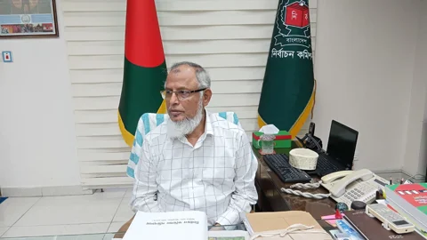 গণমাধ্যমের সঙ্গে কথা বলছেন নির্বাচন কমিশনার (ইসি) আনোয়ারুল ইসলাম সরকার। সংগৃহীত ছবি