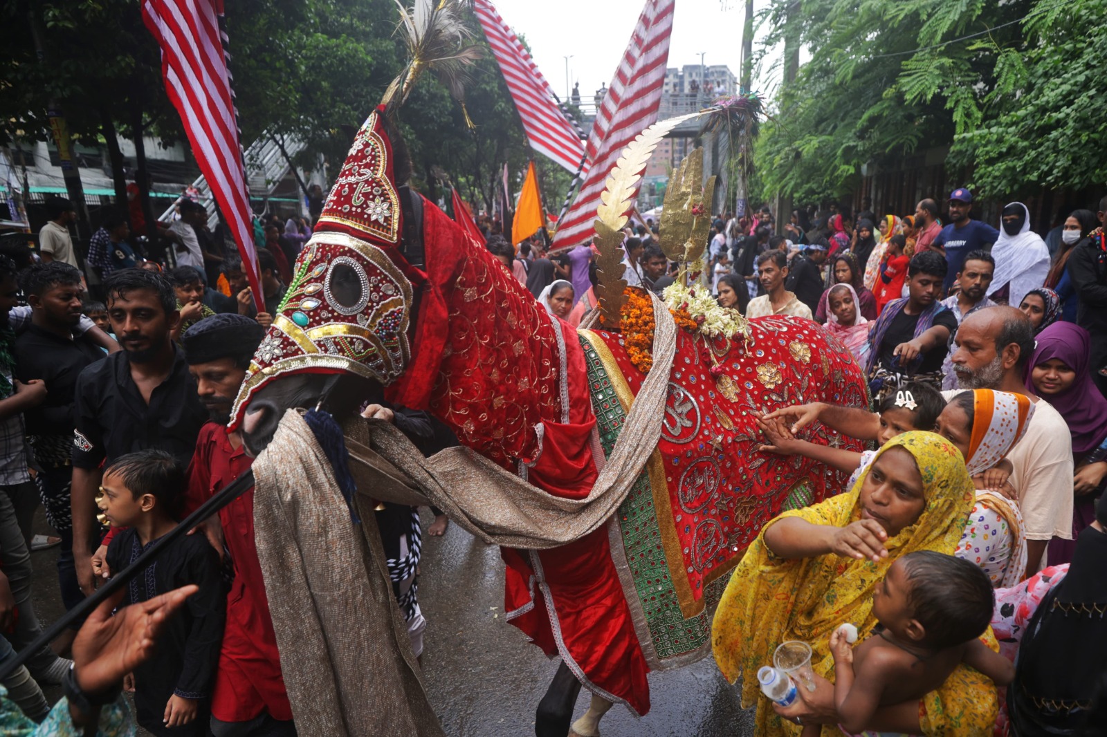 পবিত্র আশুরা উপলক্ষে শিয়া সম্প্রদায়ের মুসলমানেরা তাজিয়া মিছিল বের করে। স্ট্রিম ছবি