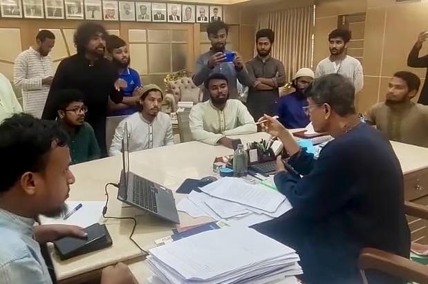আ.লীগের ঝটিকা মিছিল থেকে ‘জয় বাংলা’বলে হামলা, পুলিশ কর্মকর্তা আহত