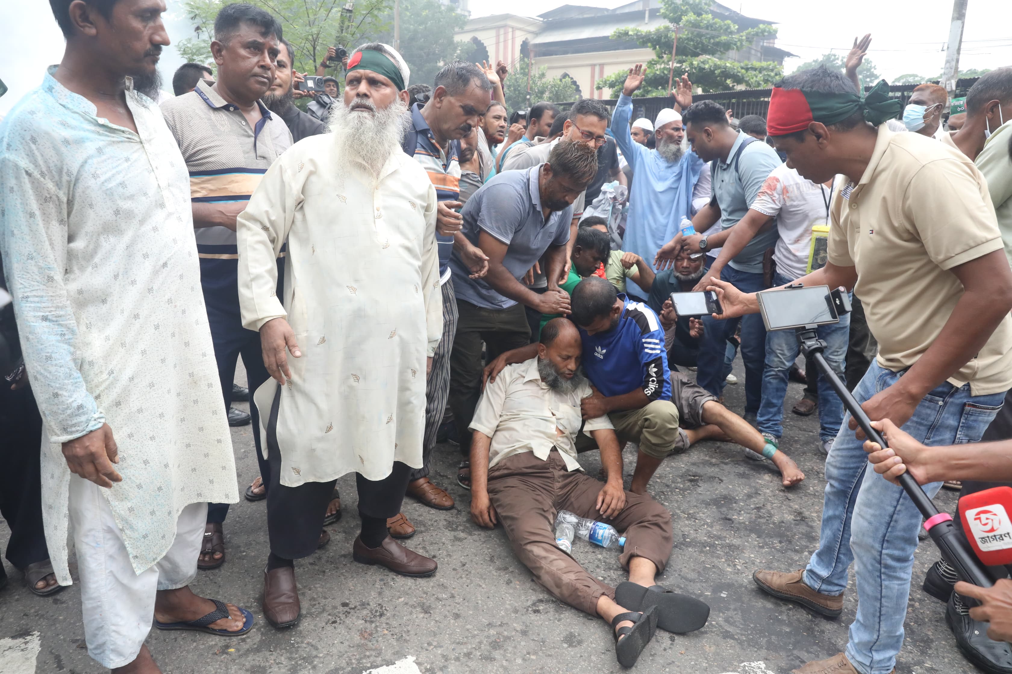 কাকরাইলে চাকরিচ্যুত বিডিআর সদস্যদের ওপর পুলিশের লাঠিচার্জ। স্ট্রিম ছবি