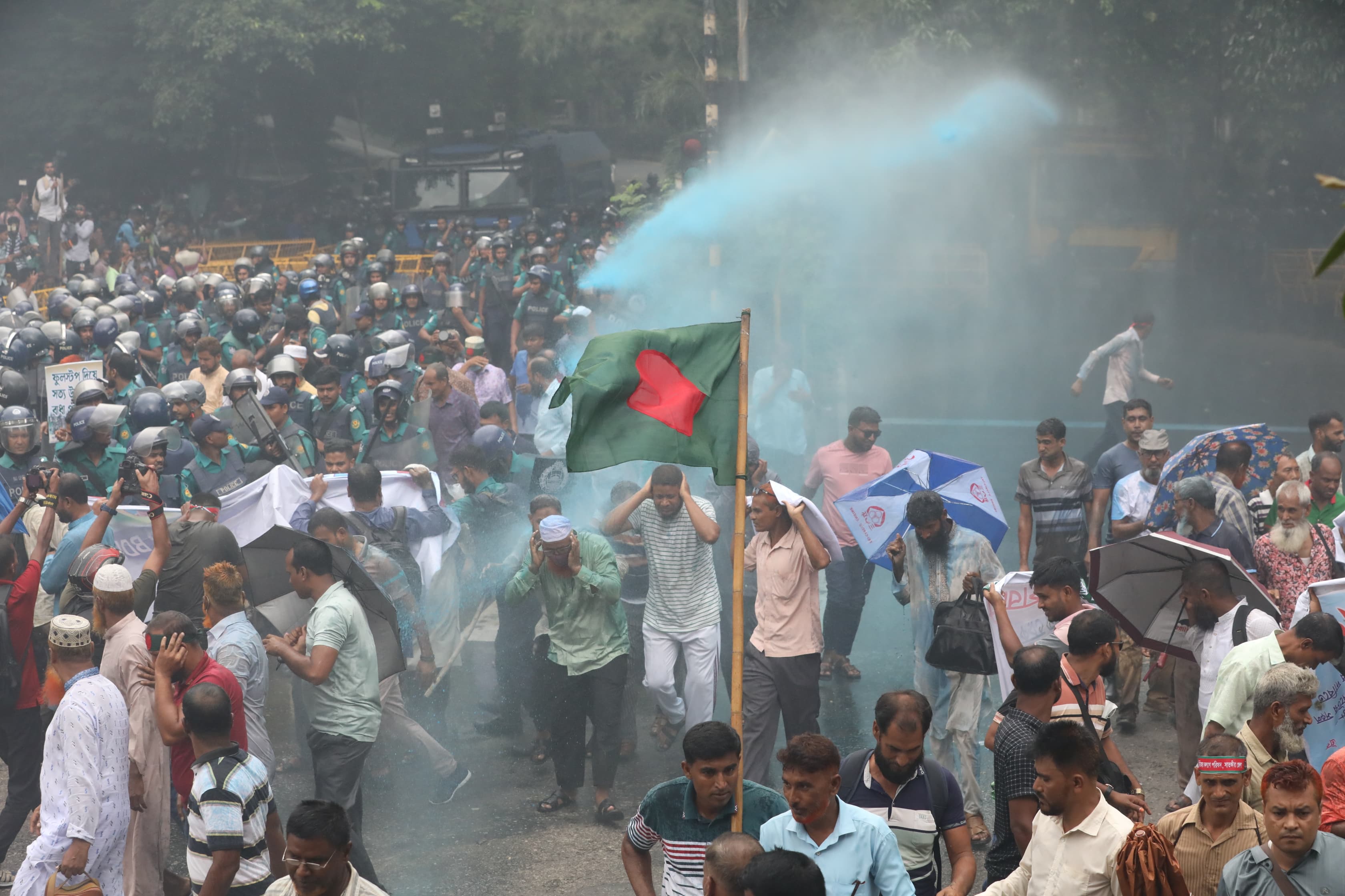 কাকরাইলে চাকরিচ্যুত বিডিআর সদস্যদের ওপর পুলিশের লাঠিচার্জ। স্ট্রিম ছবি