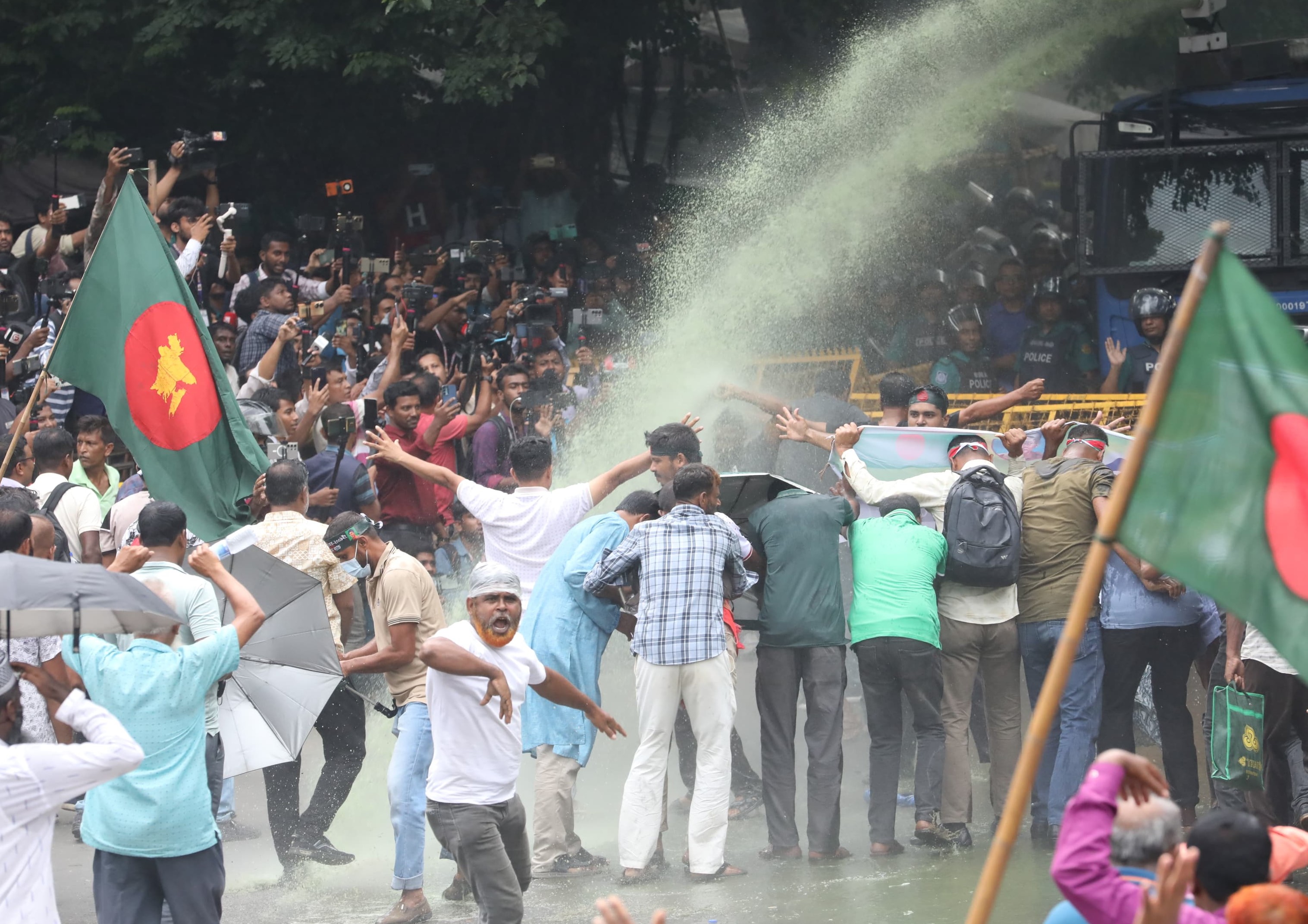 ক্ষমতাচ্যুত আওয়ামী লীগ সরকারের আমলে চাকরিচ্যুত বিডিআর সদস্যরা চাকরি ফেরতসহ কয়েক দফা দাবিতে আন্দোলন করে। তাঁদের হটাতে জলকামান ও সাউন্ড গ্রেনেড ব্যবহার করেছে পুলিশ। কাকরাইল, ঢাকা, ৭ জুলাই। স্ট্রিম ছবি।