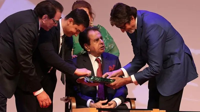 দিলীপ কুমারের আত্মজীবনী প্রকাশের অনুষ্ঠানে ধর্মেন্দ্র, আমির খান ও অমিতাভ বচ্চন । ছবি বিবিসি ডটকম