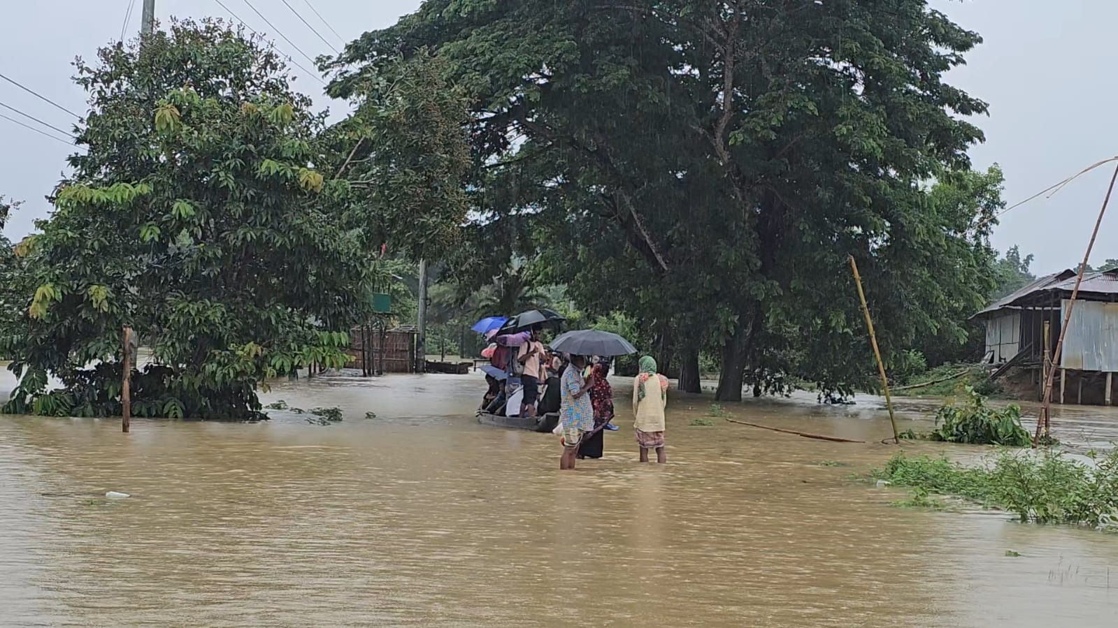 টানা বৃষ্টিতে প্লাবিত পাহাড়ের নিম্নাঞ্চল, ধসের শঙ্কা জনমনে