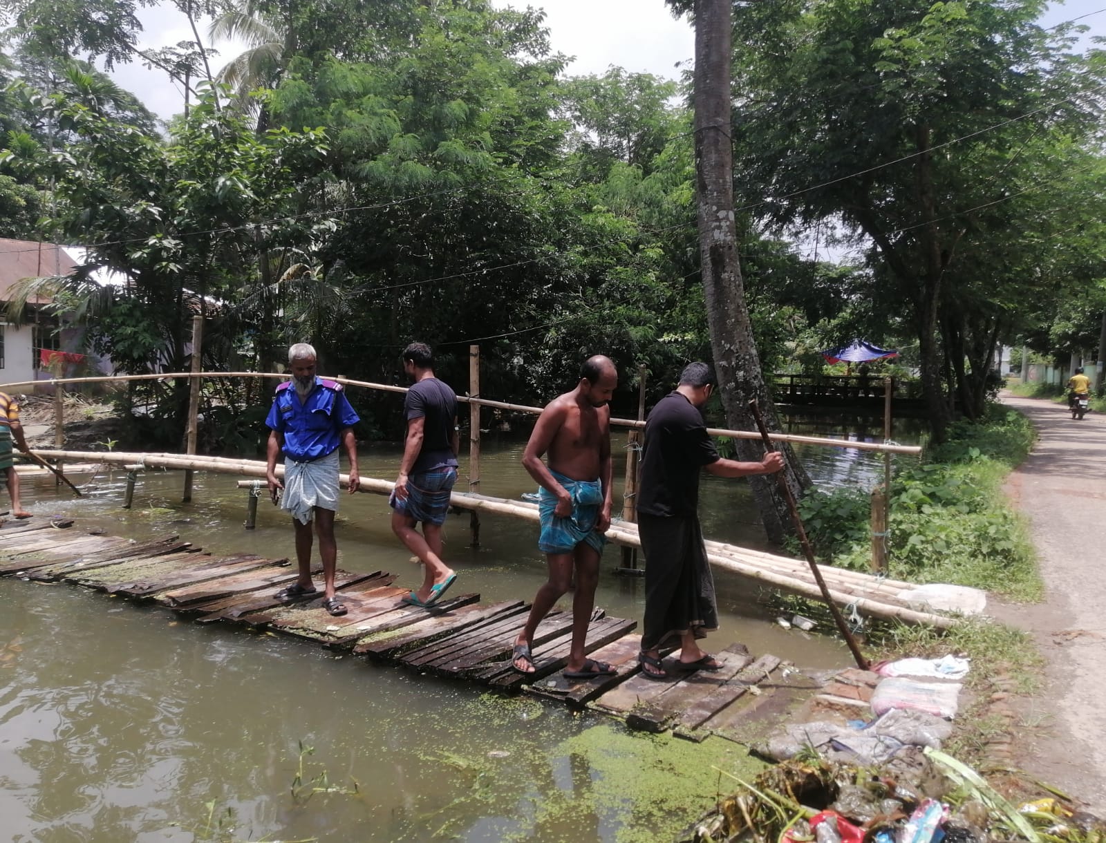 জলাবদ্ধতায় চরম দুর্ভোগে গ্রামবাসী। স্ট্রিম ছবি