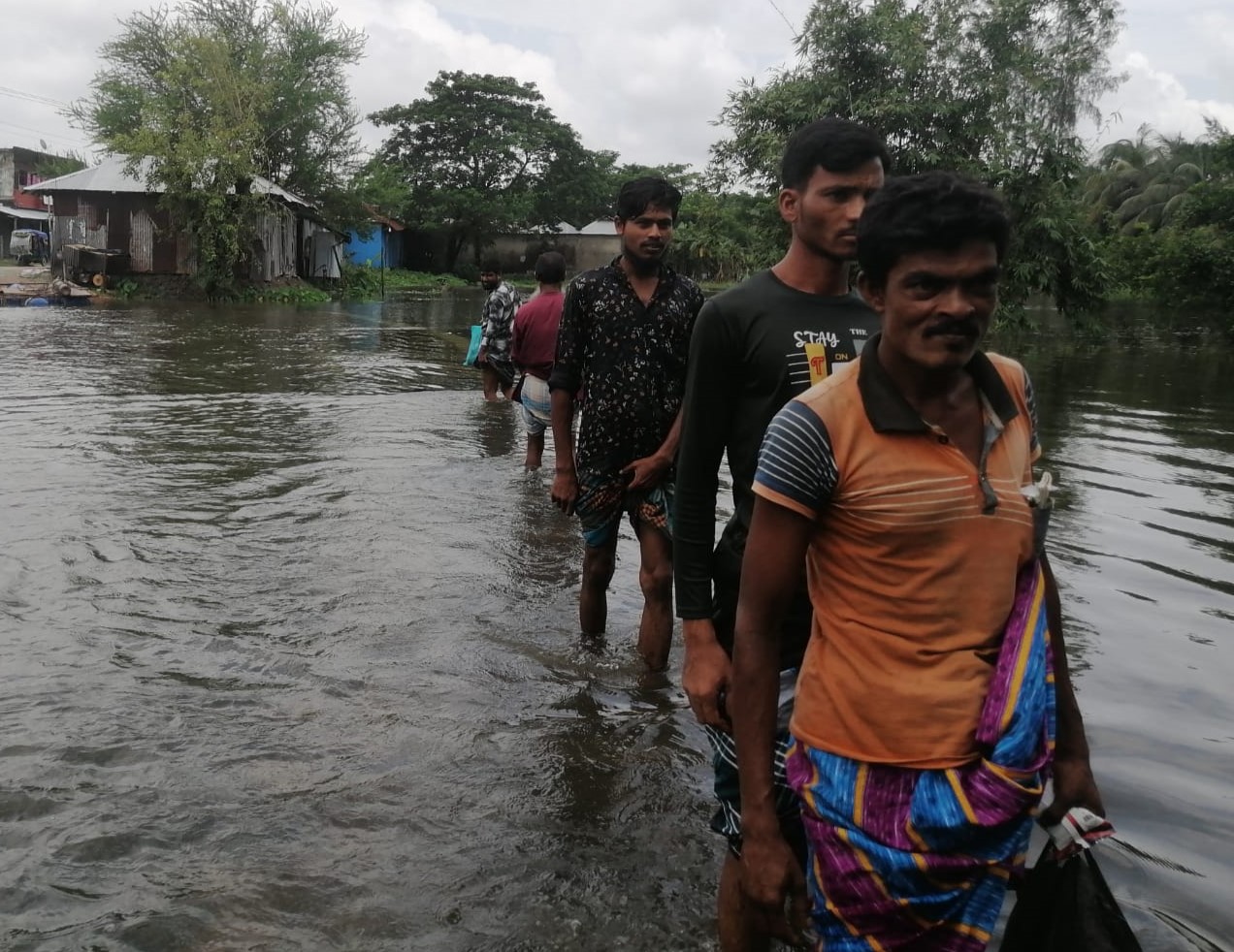 হাতিয়ায় বাঁধ ভেঙে বিপর্যস্ত উপকূলের জনজীবন, নিম্নাঞ্চলে জলাবদ্ধতা