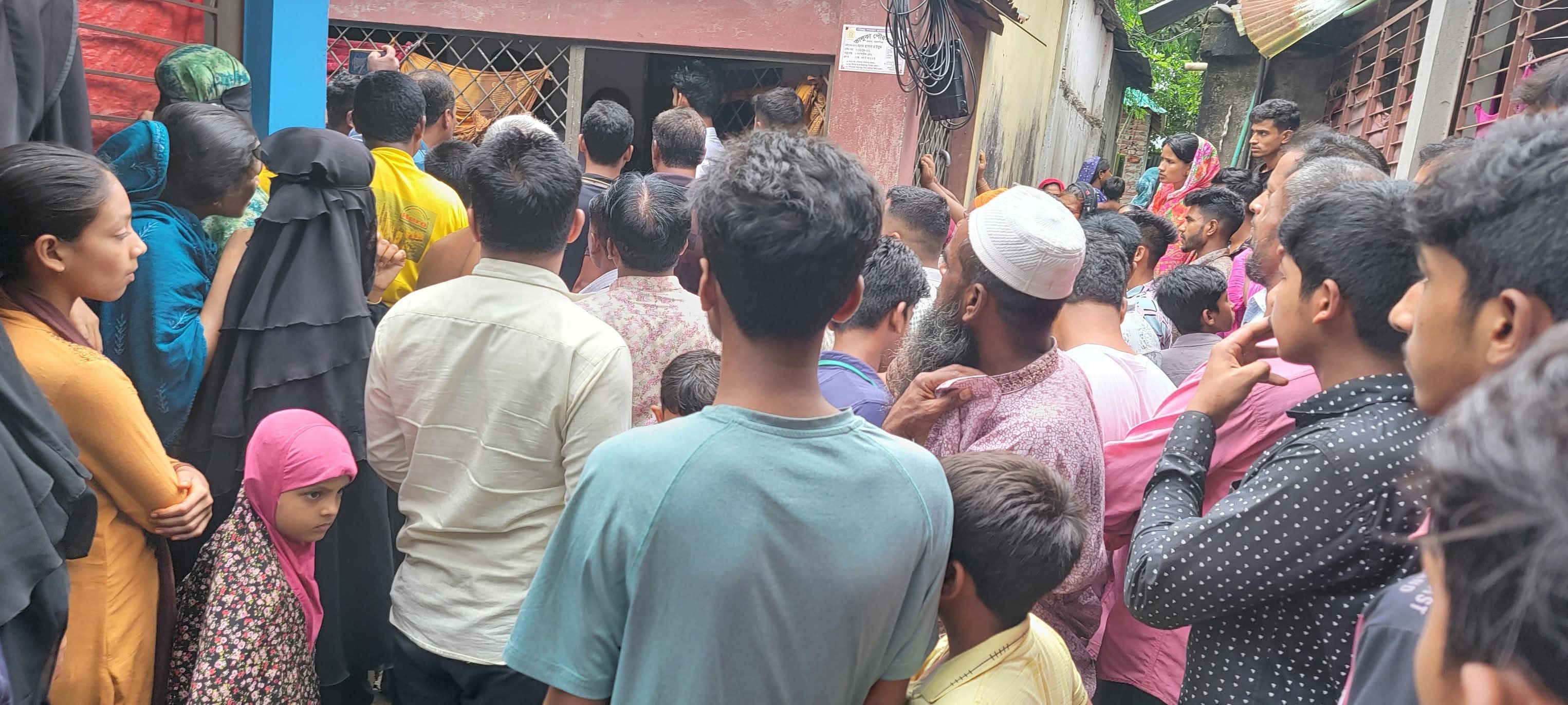 মা ও দুই শিশুকে গলা কেটে হত্যা, সন্দেহভাজন পলাতক