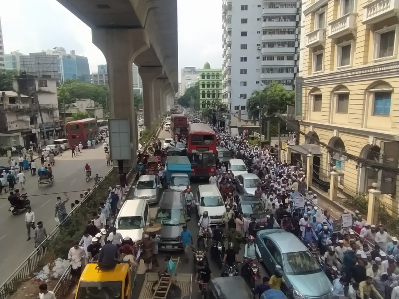 সোহরাওয়ার্দী উদ্যান অভিমুখী লেনে যানজট, ফাঁকা অন্য পাশ