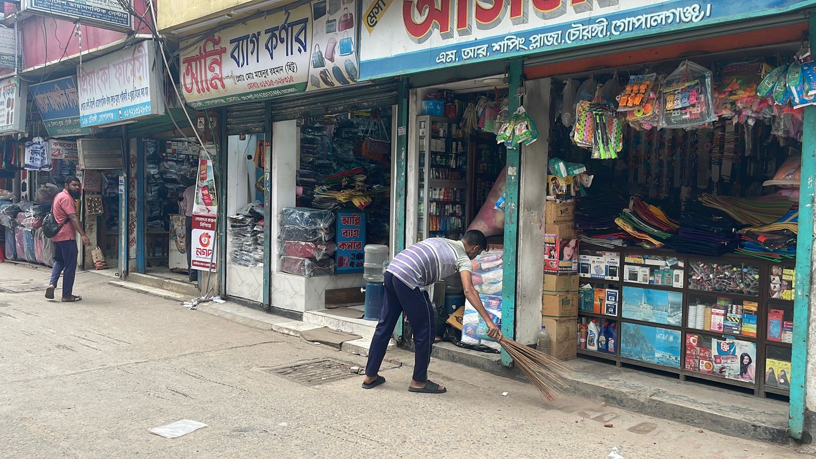 গোপালগঞ্জে নিত্যপ্রয়োজনীয় পণ্যের পাশাপাশি শহরে খুলতে শুরু করেছে অন্য দোকানপাটও। স্ট্রিম ছবি