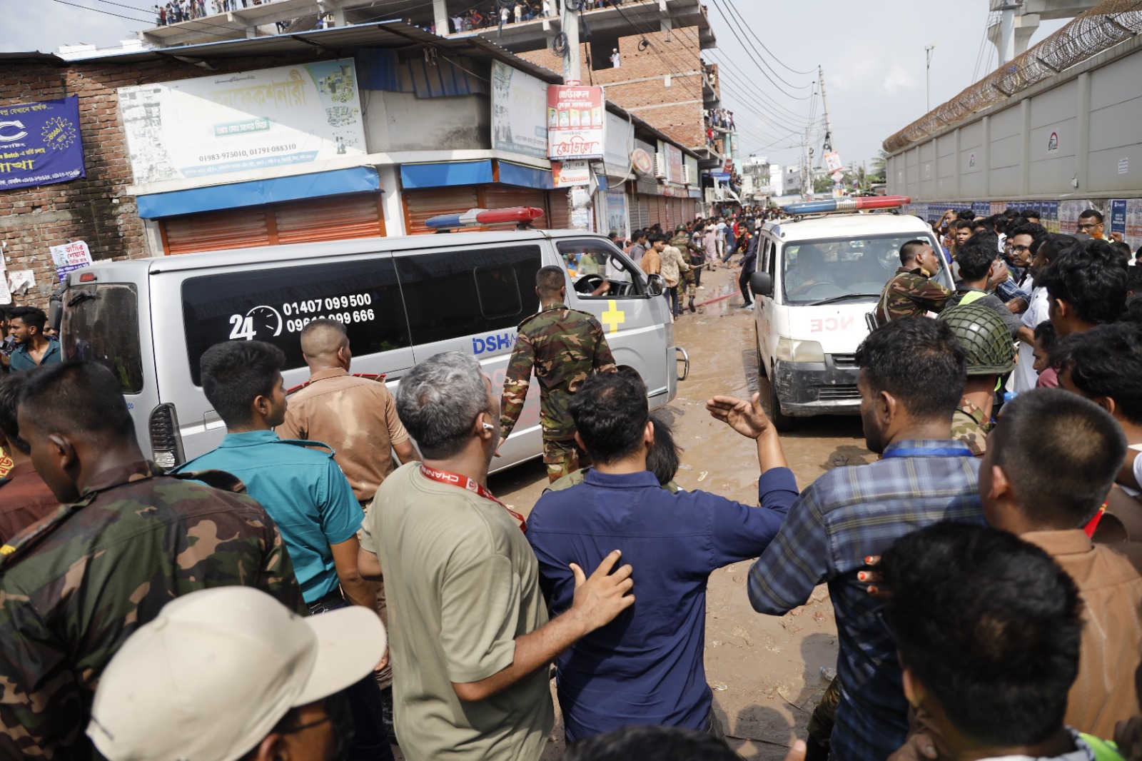 উদ্ধারকাজে অংশ নিয়ে আহত ১৭, বেশিরভাগ সেনাসদস্য