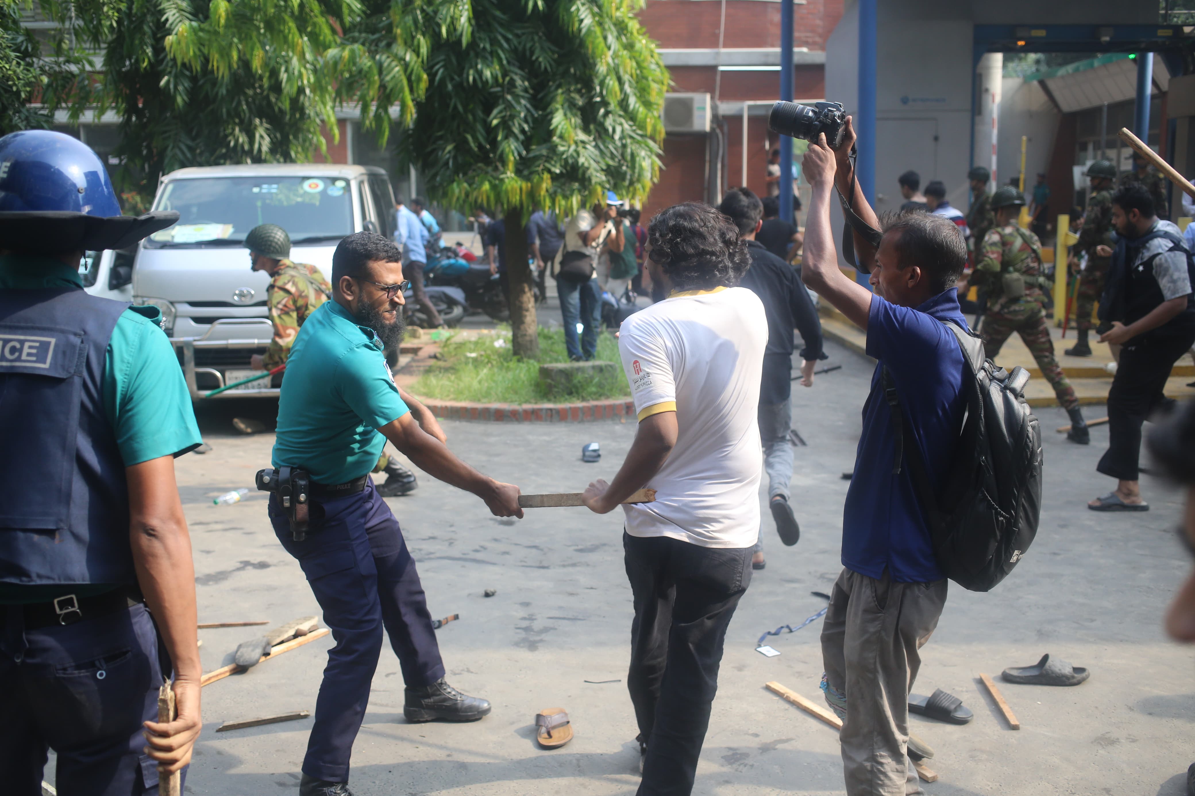 সচিবালয়ে পুলিশের লাঠিচার্জে আহত ৭০