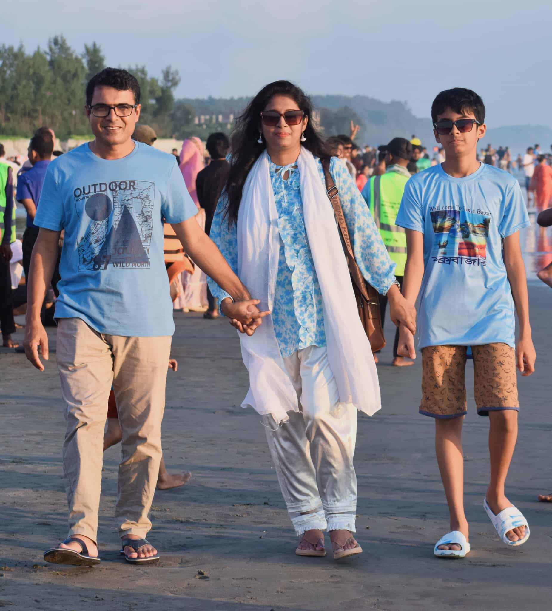 বাবা-মায়ের সঙ্গে সূর্য। ছবি: লেখকের সৌজন্যে