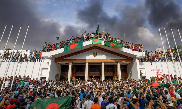 ৫ আগস্ট, ২০২৪ তারিখে গণভবনে আন্দোলনকারীরা। ছবি: কে এম আসাদ/এএফপি