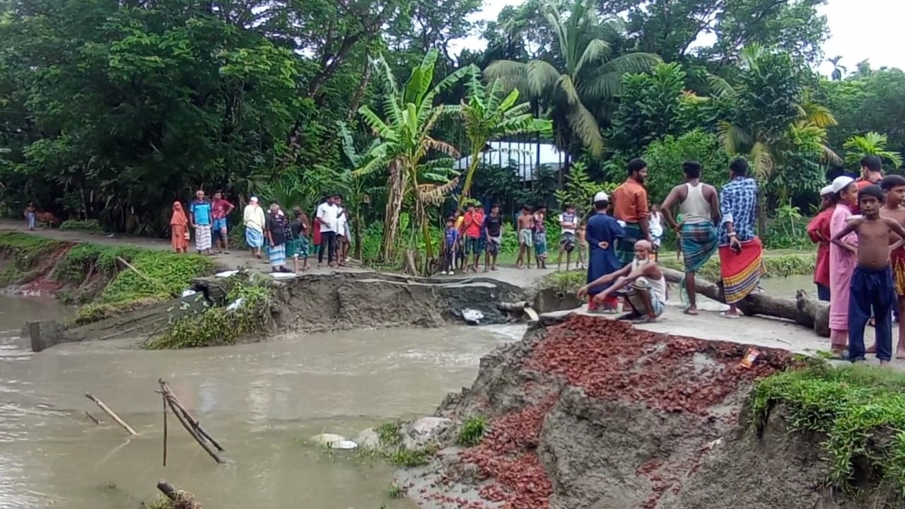 লক্ষ্মীপুরে বৃষ্টি-জোয়ারে সড়ক বিচ্ছিন্ন, দুর্ভোগে ২০ হাজার বাসিন্দা