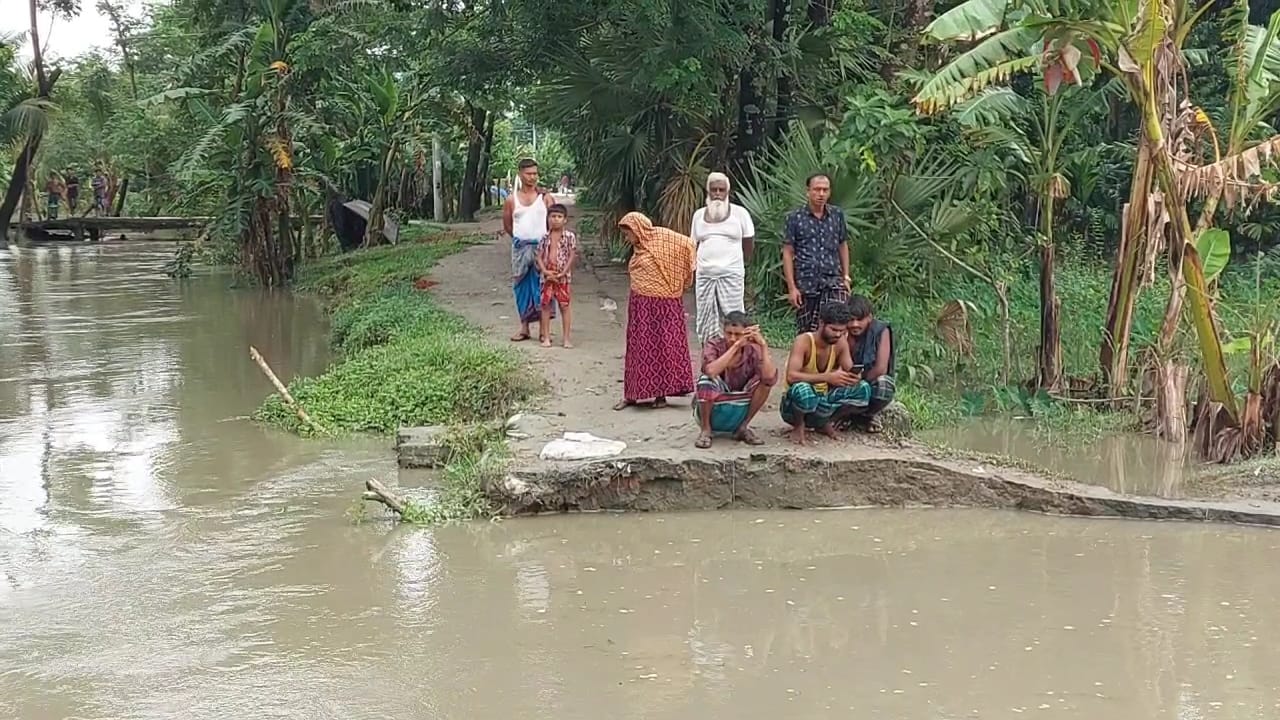 সড়কটি বিচ্ছিন্ন হওয়ায় চলাচলে দুর্ভোগে পড়েছে স্থানীয় কয়েকটি গ্রামের অন্তত ২০ হাজার বাসিন্দা। স্ট্রিম ছবি