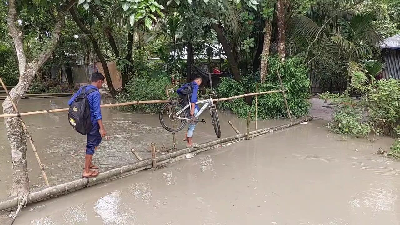 সড়কটি বিচ্ছিন্ন হওয়ায় চলাচলে দুর্ভোগে পড়েছে স্থানীয় কয়েকটি গ্রামের অন্তত ২০ হাজার বাসিন্দা। স্ট্রিম ছবি