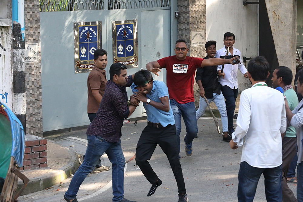 ২০২৪ এর জুলাইয়ে আন্দোলনরত শিক্ষার্থীদের ওপর ছাত্রলীগের হামলা। আশরাফুল আলম