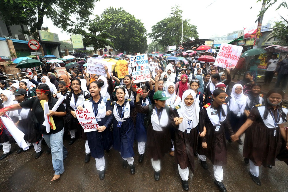 দে্রোহযাত্রায় অংশগ্রহণ করেছিলেন স্কুল-কলেজের শিক্ষার্থীরা। ছবি: আশরাফুল আলম
