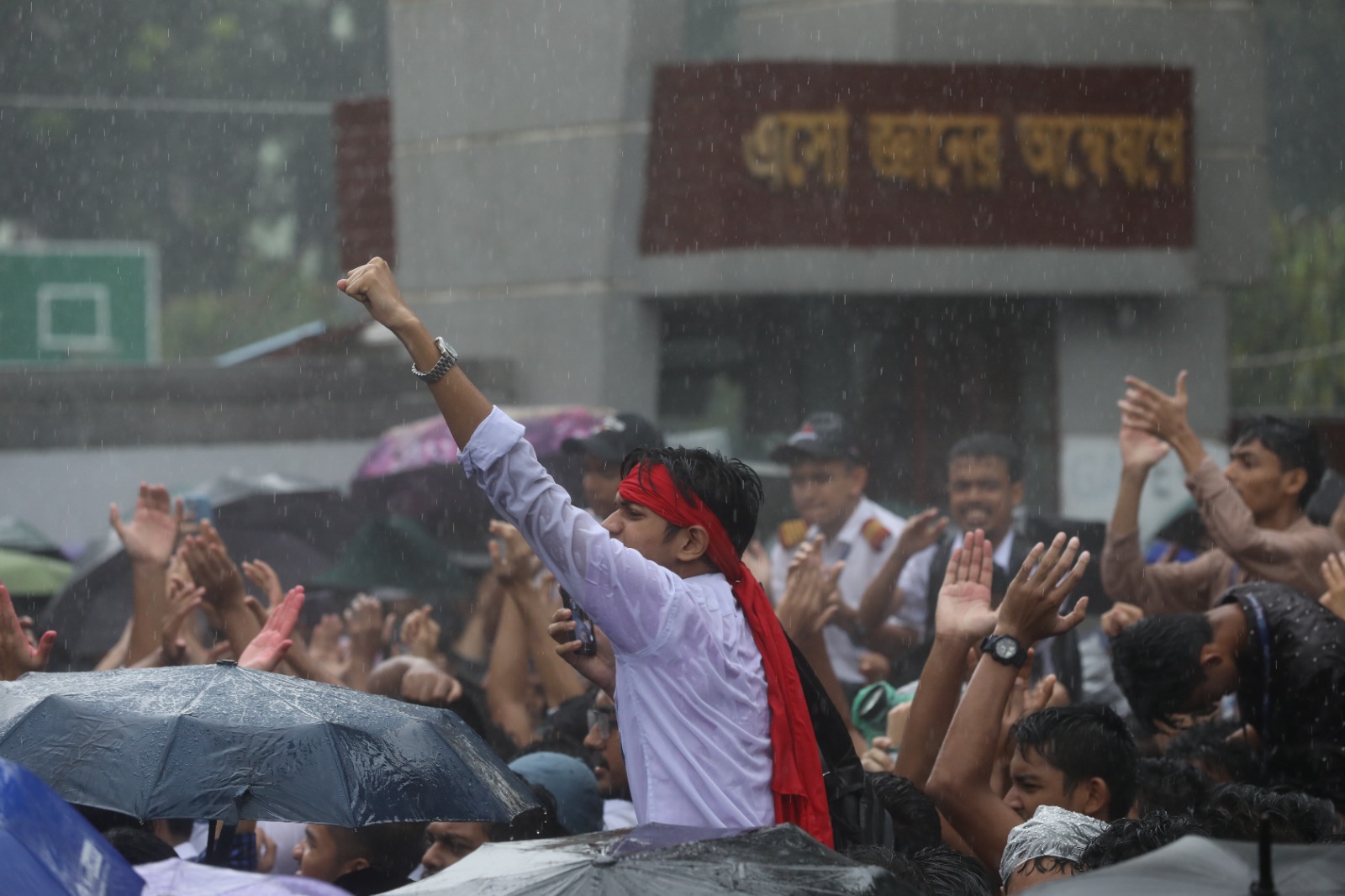 ২ আগস্ট, ২০২৪। দুপুর নাগাদ প্রেসক্লাবে শুরু হয় দ্রোহযাত্রার অনুষ্ঠান। ছবি: আশরাফুল আলম