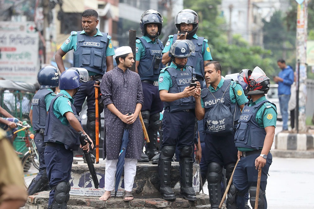 পথের মোড়ে মোড়ে পাহারায় পুলিশ। পথচারী ফোনে চলছে নজরদারি। ছবি: আশরাফুল আলম