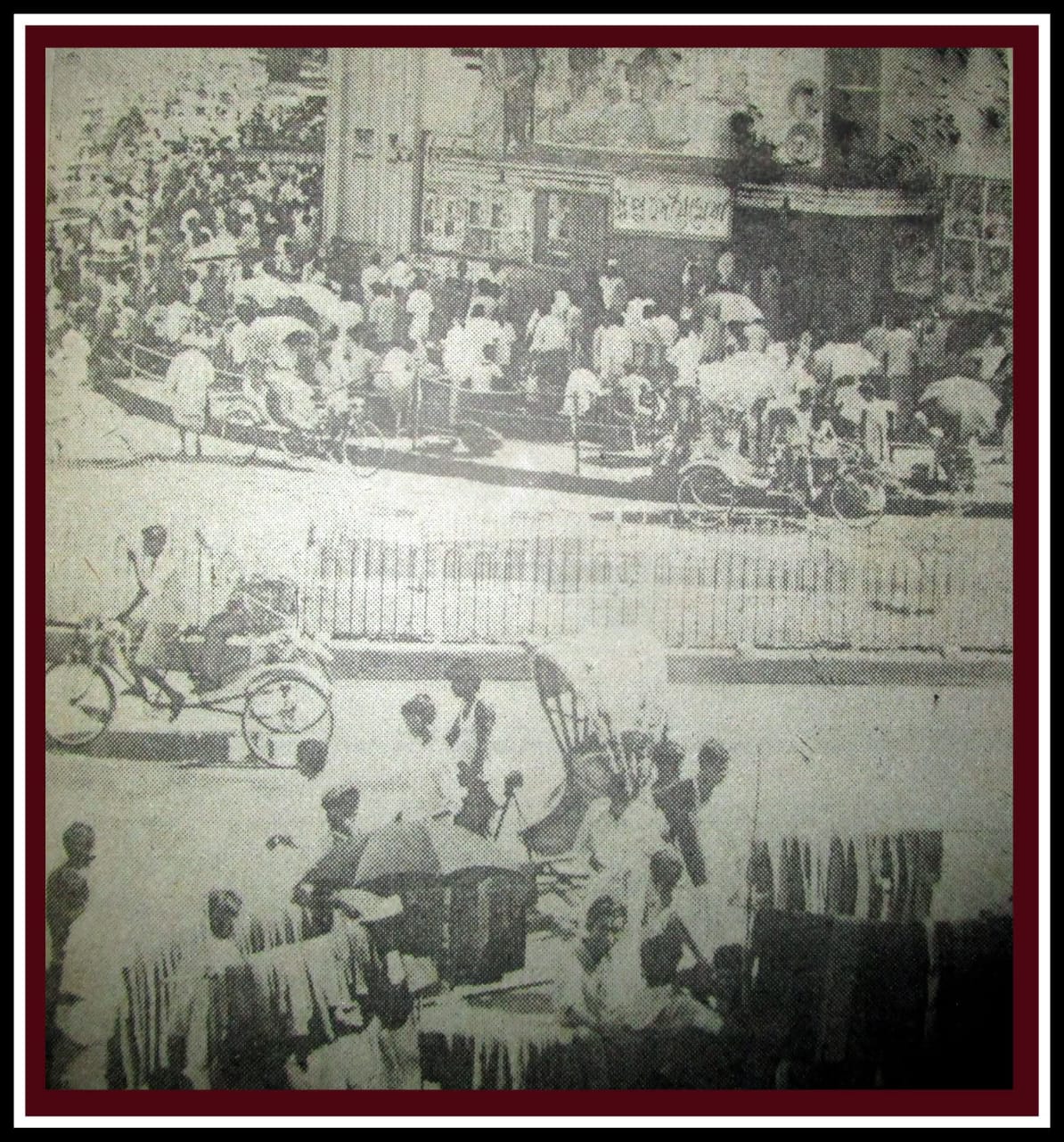 ১৯৭৩ সালের গুলিস্তান। সিনেমা হলে চলছে রাজ্জাক অভিনীত সিনেমা স্বপ্ন দিয়ে ঘেরা। সিনেমাটি সেই বছরেই মুক্তি পেয়েছিল। ছবি: ঢাকা-ফোর হানড্রেড ইয়ার্স হিস্ট্রি ইন ফটোগ্রাফ ফেসবুক গ্রুপ থেকে নেওয়া/ দুলক আহমেদ