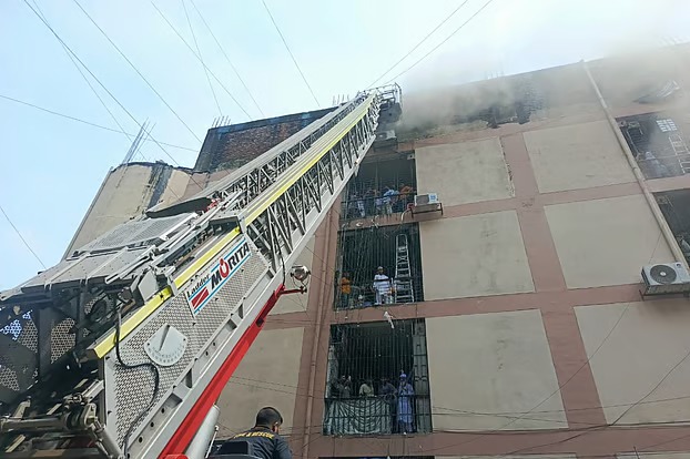 ২ আগস্ট গুলিস্তান সুন্দরবন স্কয়ার মার্কেটে আগুন লাগায় নতুন করে আলোচনায় এসেছে স্থানটি। ছবি: ফায়ার সার্ভিসের সৌজন্যে