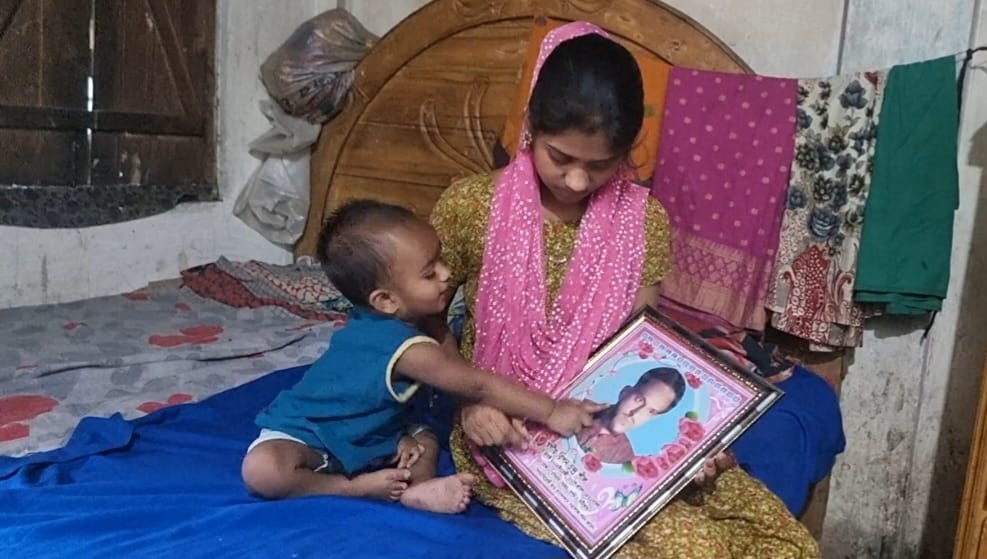 ছবি দেখে ‘বাবা বাবা’ বলে ডাকে অবুঝ আবির