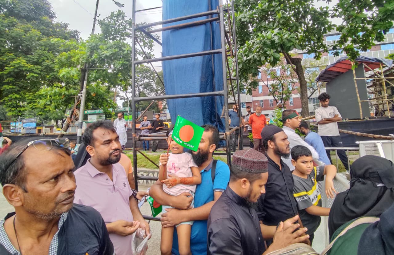 মানিক মিয়া অ্যাভিনিউয়ে সকাল থেকে জড়ো হচ্ছে মানুষ। স্ট্রিম ছবি
