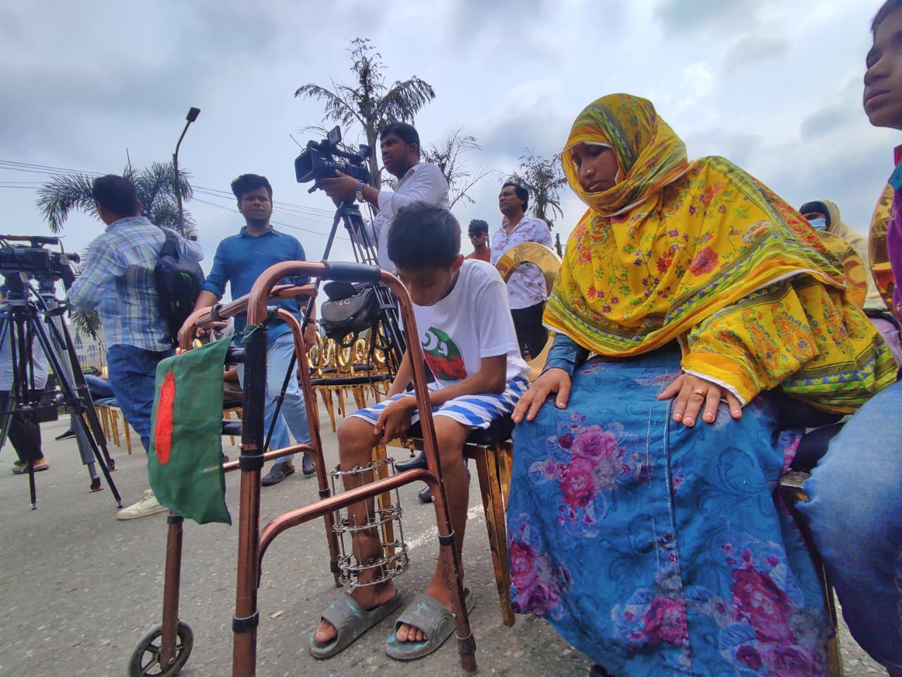 মানিক মিয়া অ্যাভিনিউয়ে সকাল থেকে জড়ো হচ্ছে মানুষ। স্ট্রিম ছবি