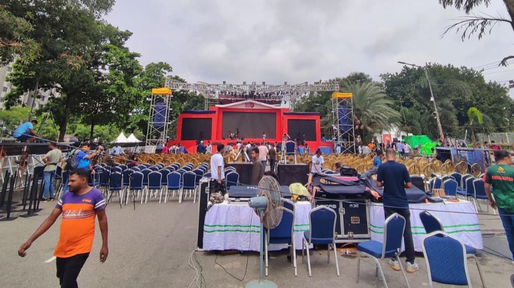 মানিক মিয়া অ্যাভিনিউয়ে জড়ো হচ্ছে মানুষ। স্ট্রিম ছবি