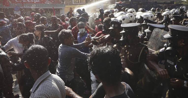 শ্রীলংকায় আন্দোলনে আইনশৃঙ্খলা বাহিনীর সঙ্গে জনতার সংঘর্ষ। ছবি: হিউম্যান রাইট ওয়াচ