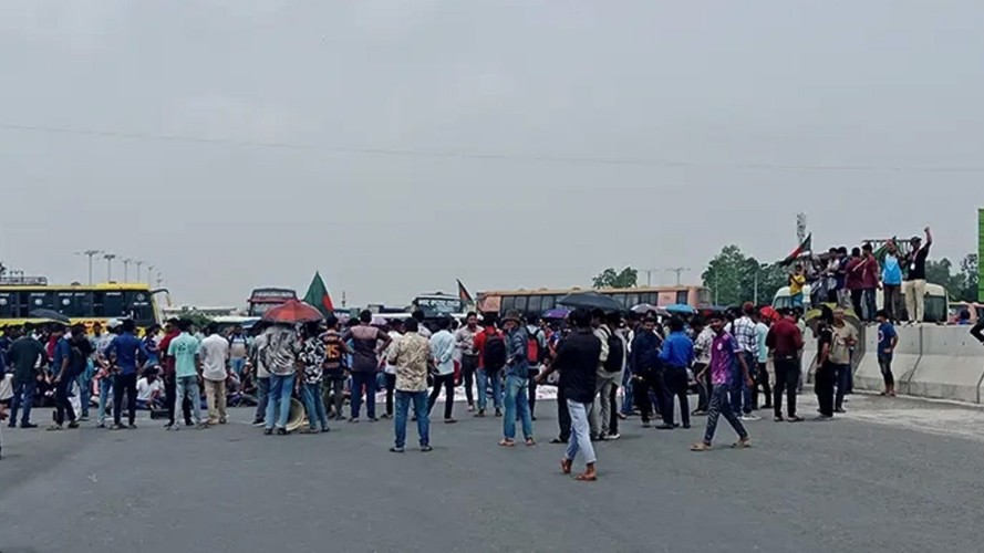 রবীন্দ্র বিশ্ববিদ্যালয়ের স্থায়ী ক্যাম্পাসের দাবিতে মহাসড়ক অবরোধ। স্ট্রিম ছবি