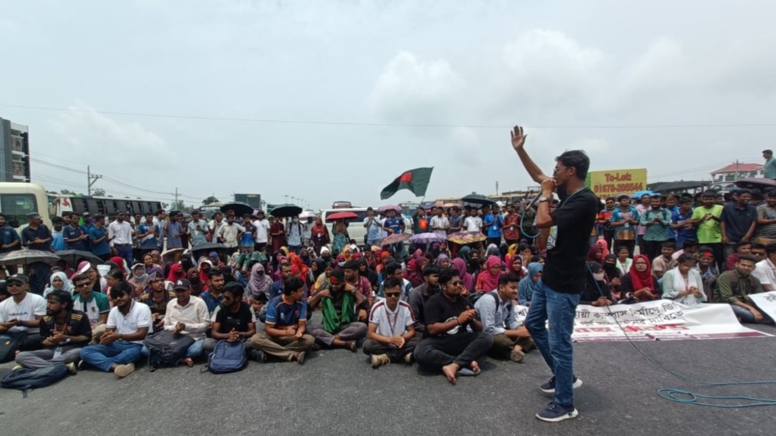 রবীন্দ্র বিশ্ববিদ্যালয়ের স্থায়ী ক্যাম্পাসের দাবিতে মহাসড়ক অবরোধ। স্ট্রিম ছবি